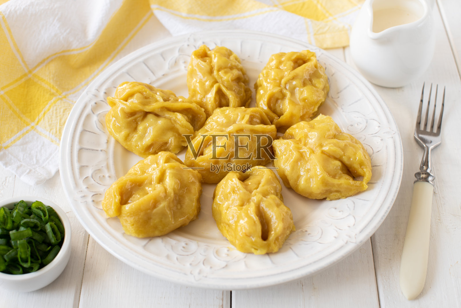 黄姜黄亚洲饺子螳螂与南瓜在白色的盘子上，在白色的木制背景照片摄影图片