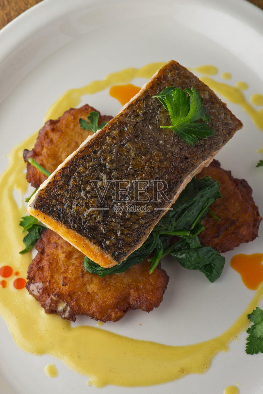 牛排烤鲑鱼。经典美式餐厅或法式小酒馆的最爱。烤鱼，配海鲜炖菜，烤球芽甘蓝和一杯马提尼。照片摄影图片