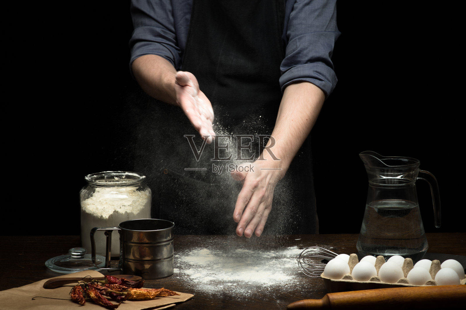 在木桌上用手撒面粉照片摄影图片