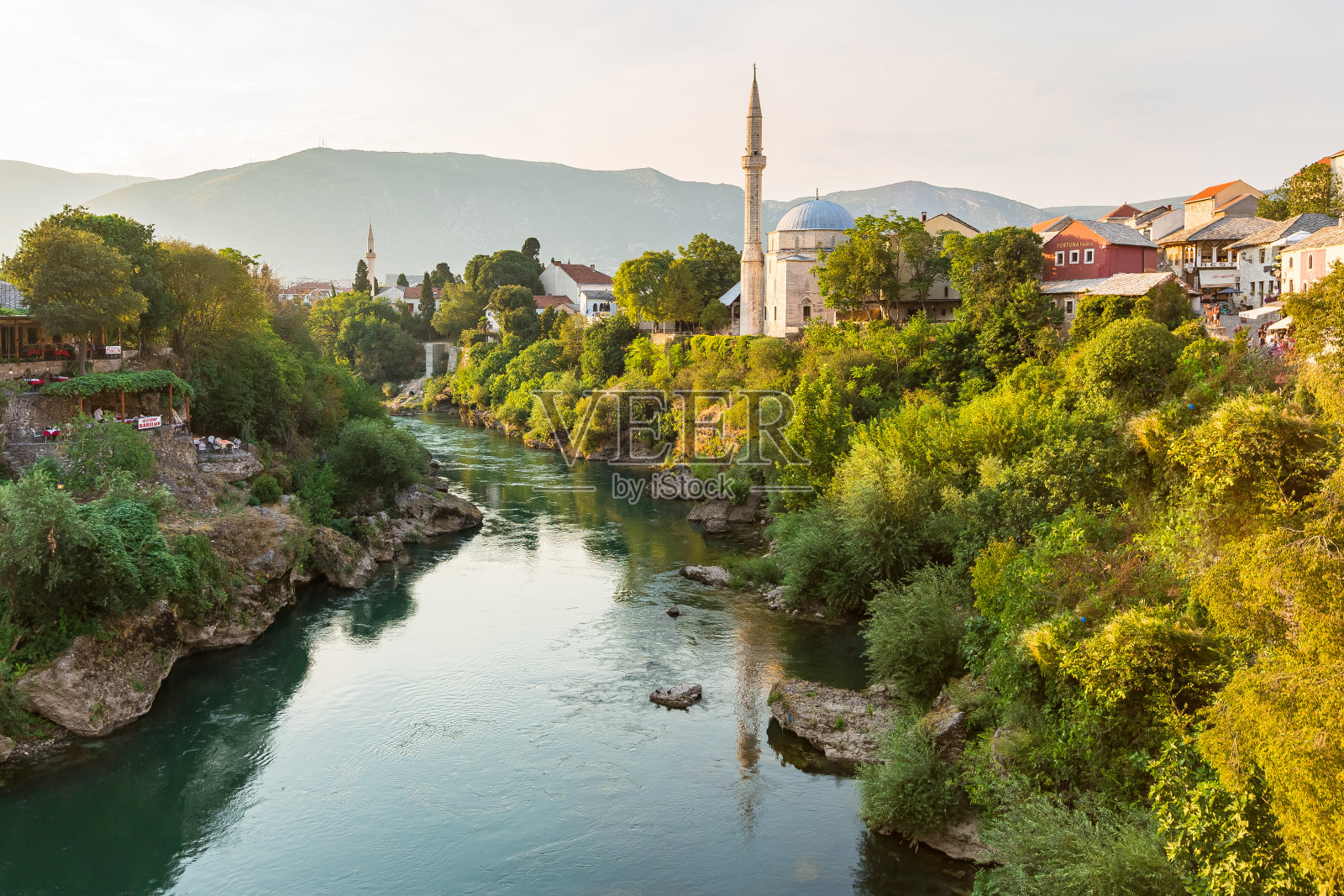 莫斯塔尔，波斯尼亚和黑塞哥维那。城市和老桥的景色。照片摄影图片