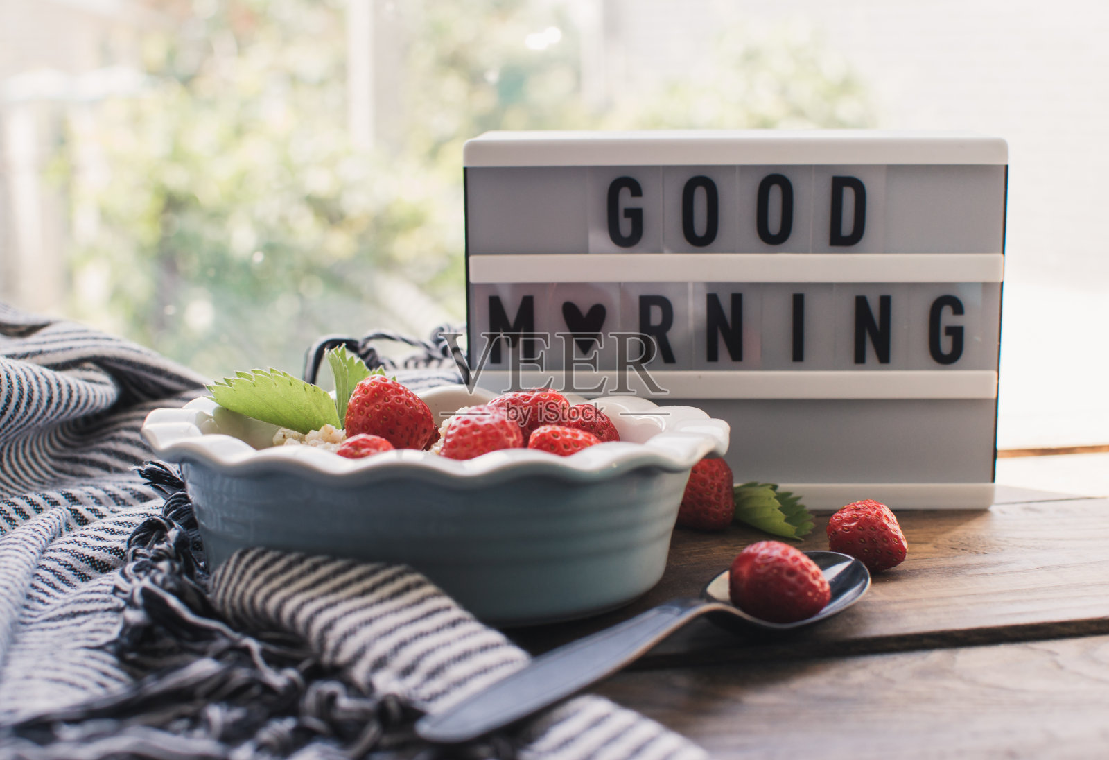 早餐。美味的浆果燕麦片。健康的早餐成分。燕麦格兰诺拉麦片碗，草莓和薄荷。早餐加浆果的格兰诺拉麦片。照片摄影图片