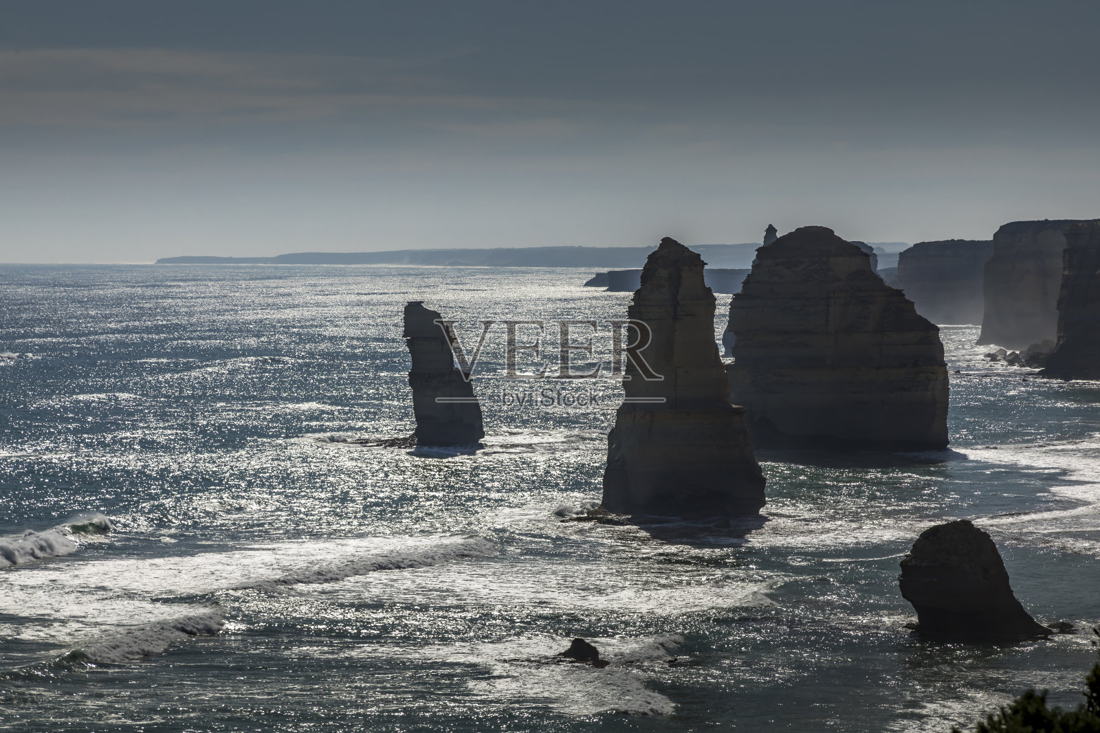 在一个阳光明媚的夏天，澳大利亚维多利亚州十二使徒的一部分。照片摄影图片