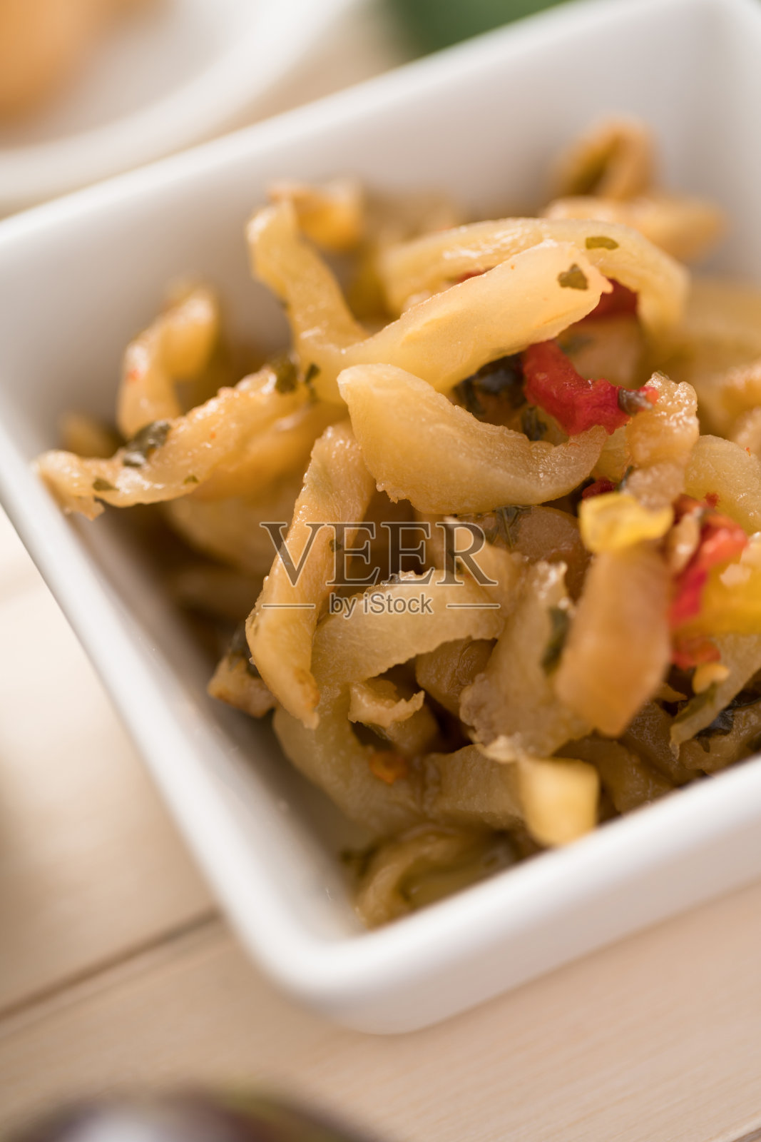 茄子在油中。意大利南部(尤指普利亚地区)的一种自制的配菜或开胃菜照片摄影图片