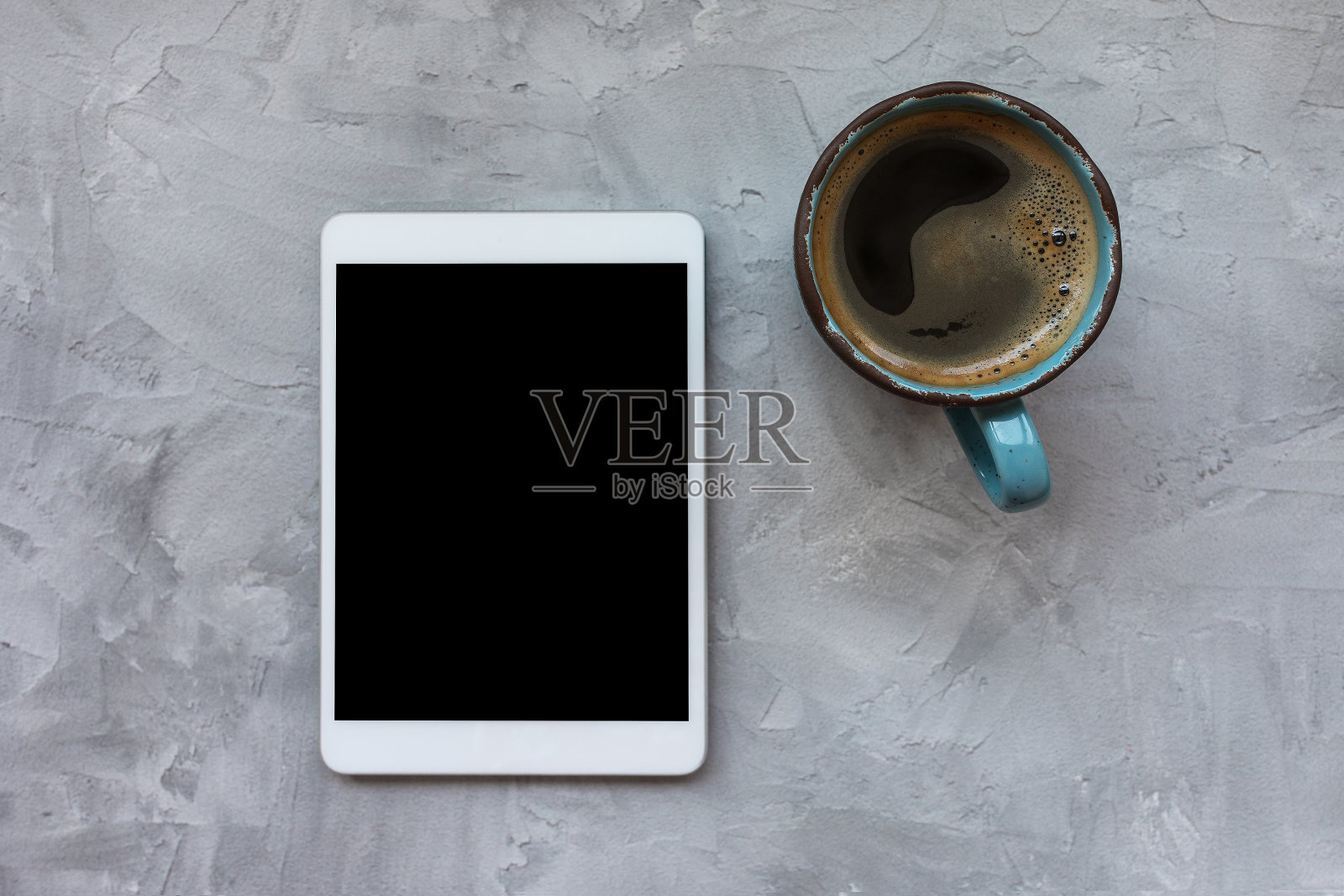 灰色背景上的一杯黑咖啡和药片照片摄影图片