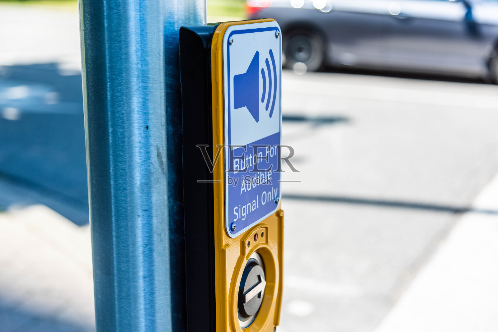 当你想过马路时要按的按钮。照片摄影图片