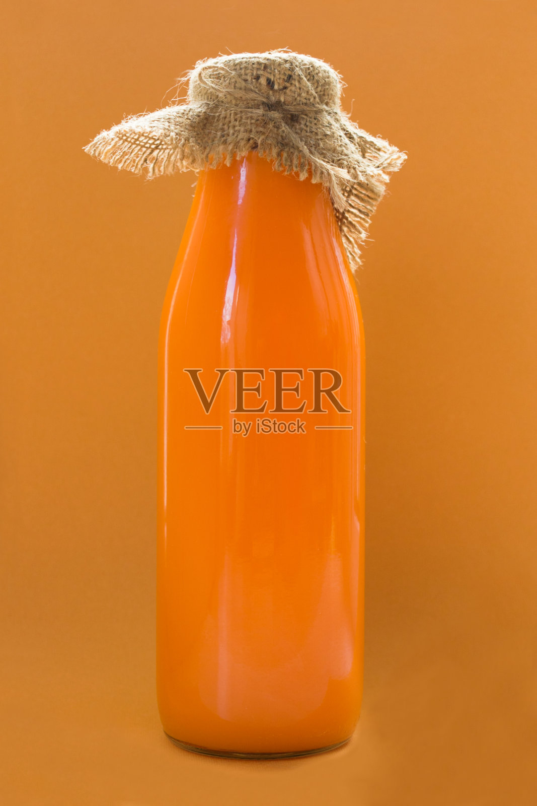 一瓶橙汁，胡萝卜，南瓜汁。特写镜头。照片摄影图片