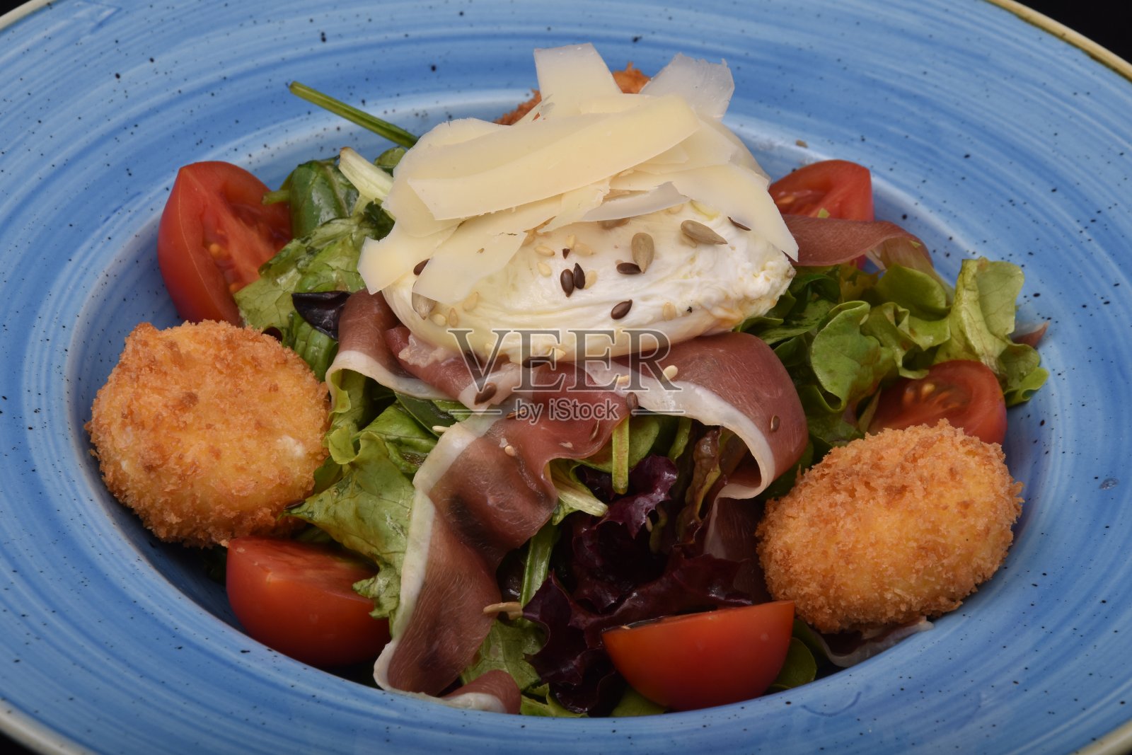 番茄、烟熏火腿、芝士和蛋黄酱的沙拉照片摄影图片