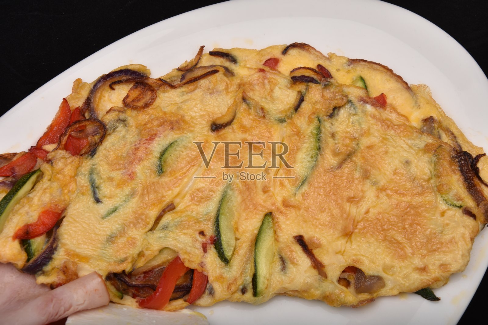 芝士煎蛋卷和番茄黄瓜照片摄影图片