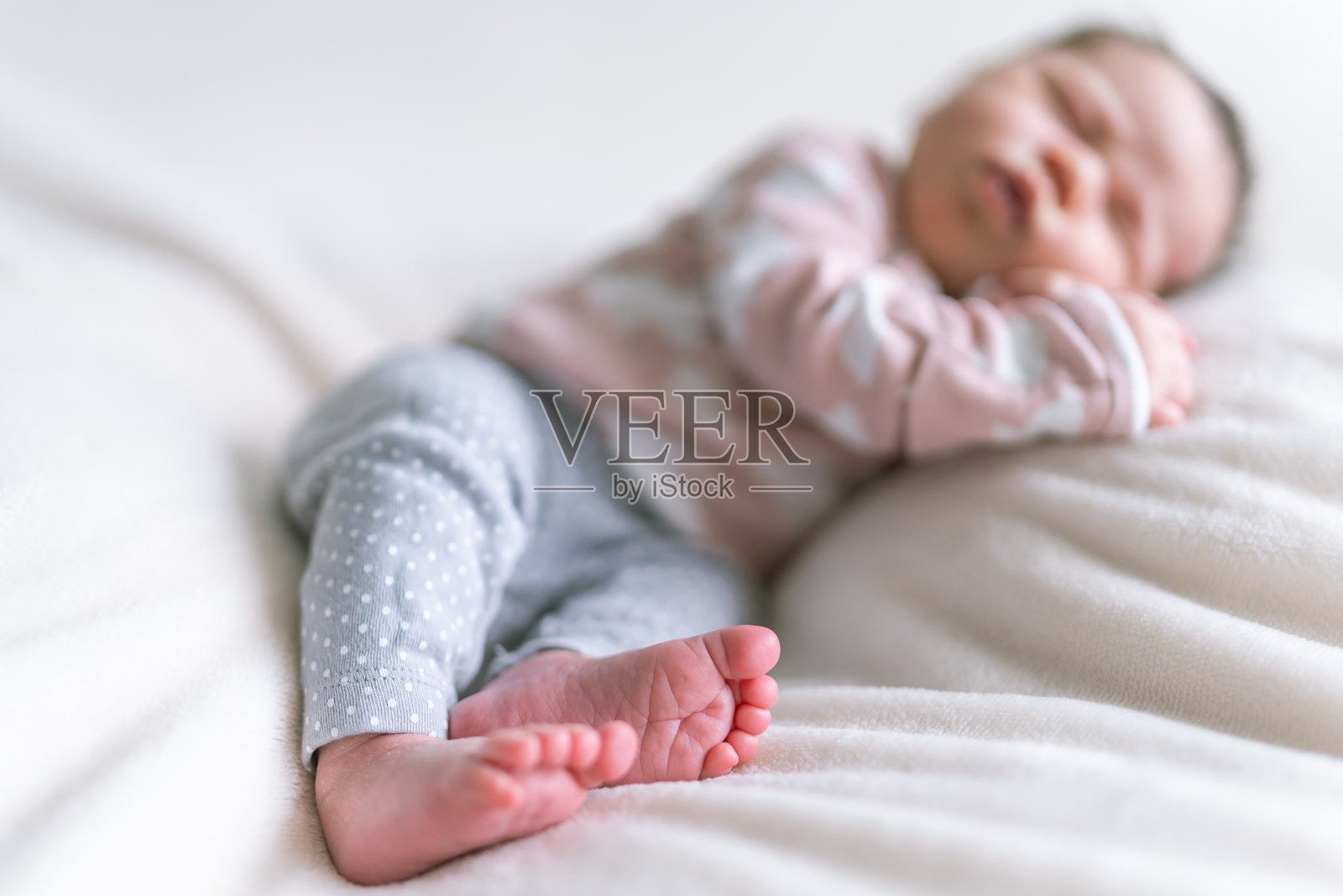 一个一周大的女婴睡在床上照片摄影图片
