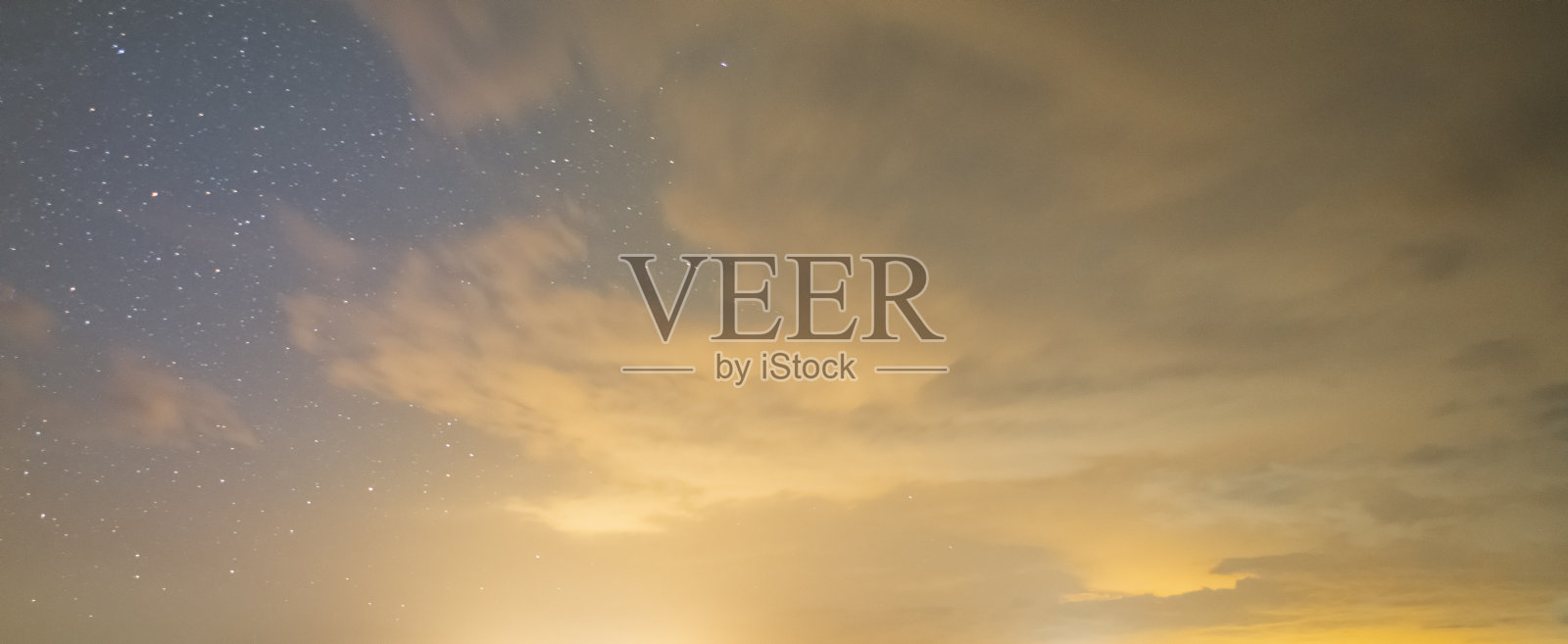 美丽的长时间曝光傍晚天空与雨后的云。自然背景。照片摄影图片