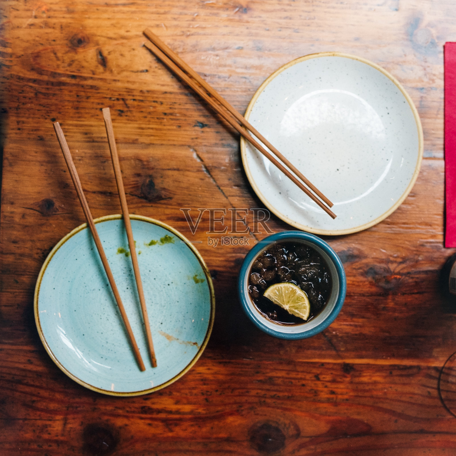 桌子上有几个盘子照片摄影图片