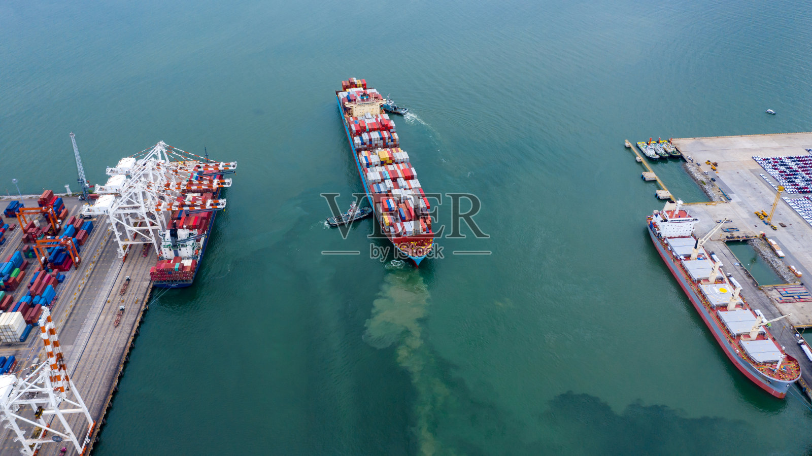 集装箱货船、海运货轮、全球业务进出口商业贸易物流运输由集装箱船、世界各地的货运船船。照片摄影图片