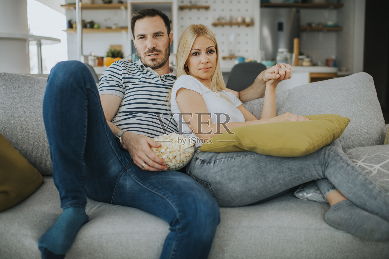 年轻夫妇在家里看电视库存照片照片摄影图片