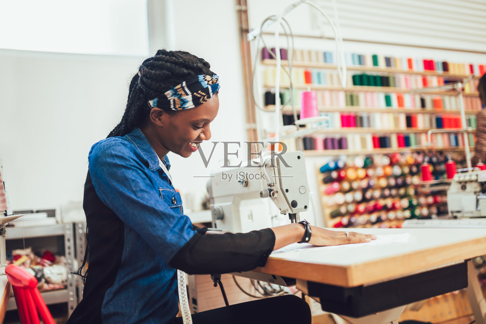 用缝纫机工作的女裁缝照片摄影图片
