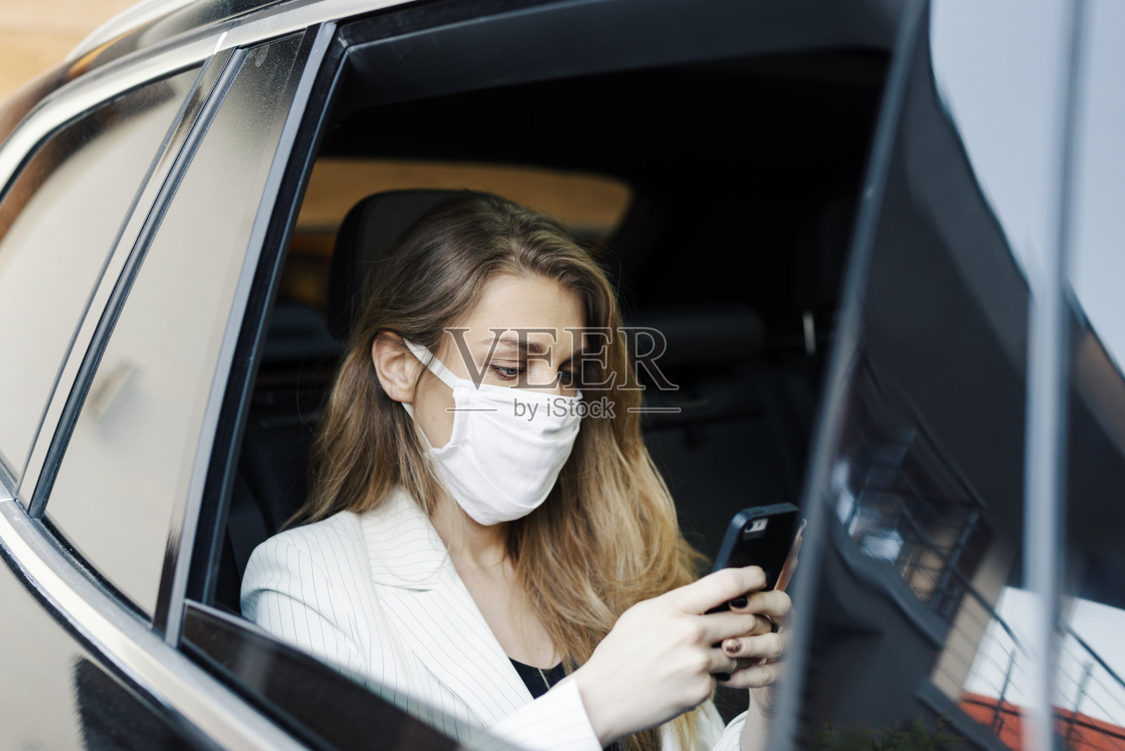 女商人在工作时开车照片摄影图片