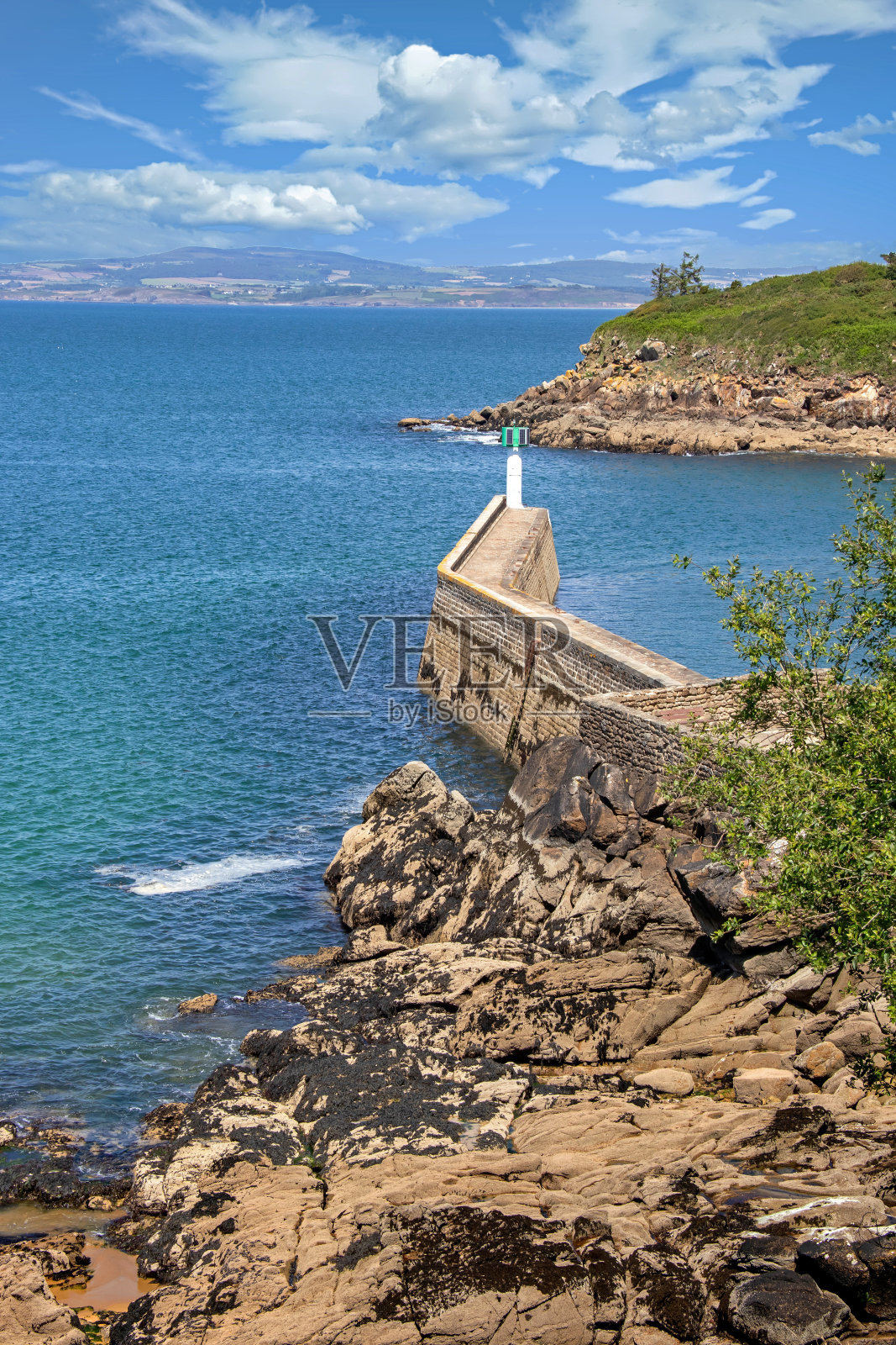 Douarnenez。特雷布尔港入口处的堤坝和灯塔。Finistere。布列塔尼照片摄影图片