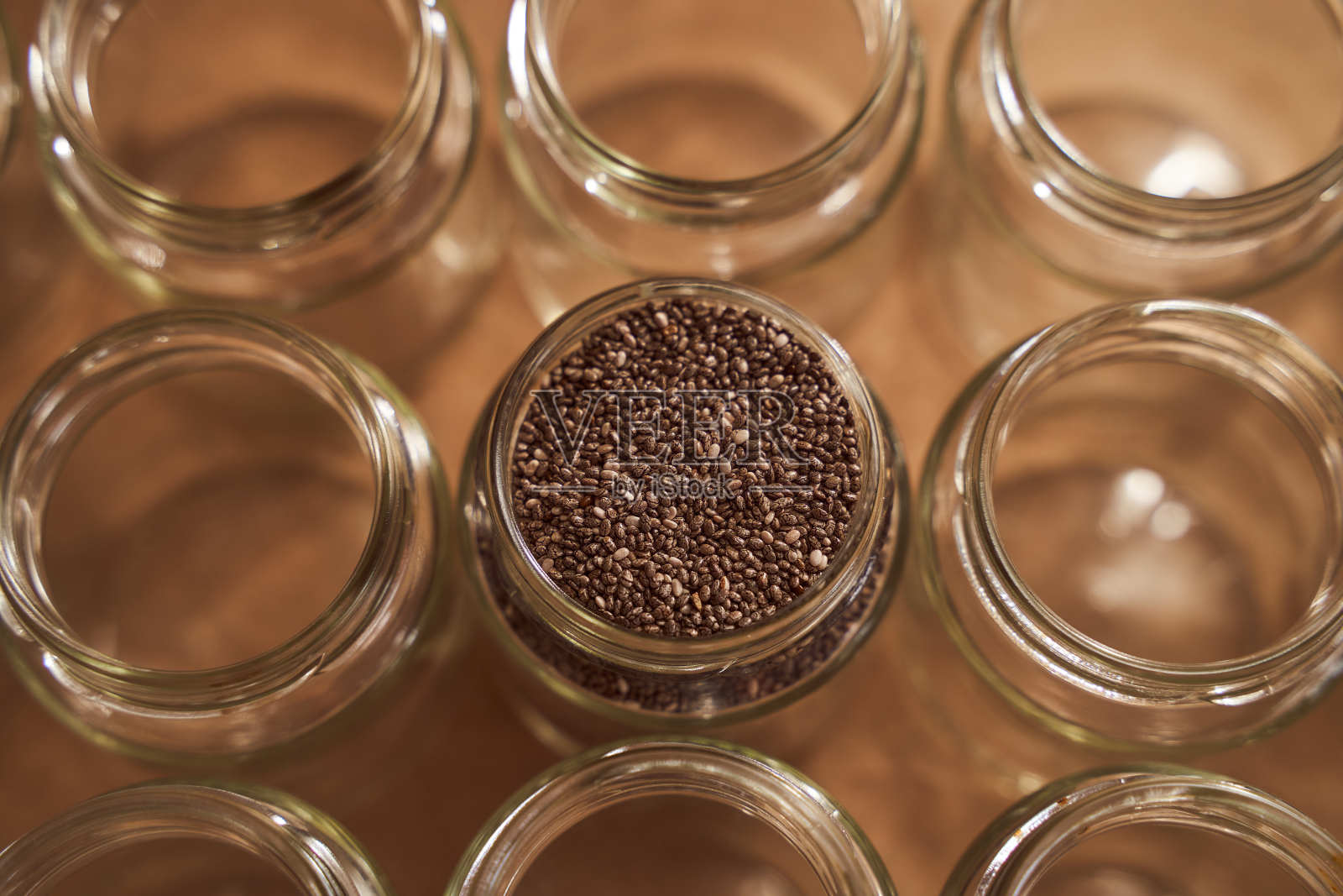 玻璃瓶。其中一种是奇亚的种子。宣传照片照片摄影图片