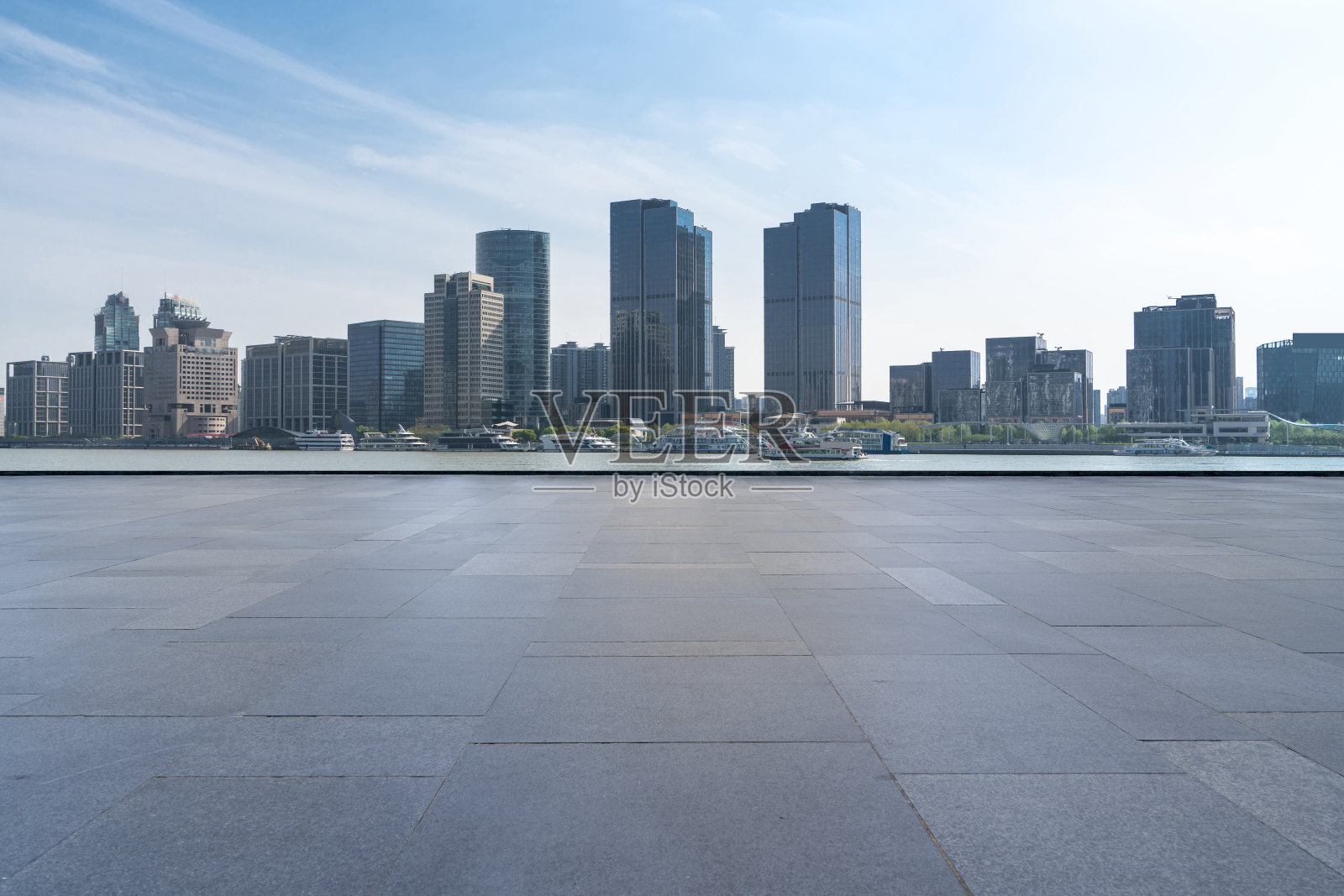 路面和现代建筑照片摄影图片