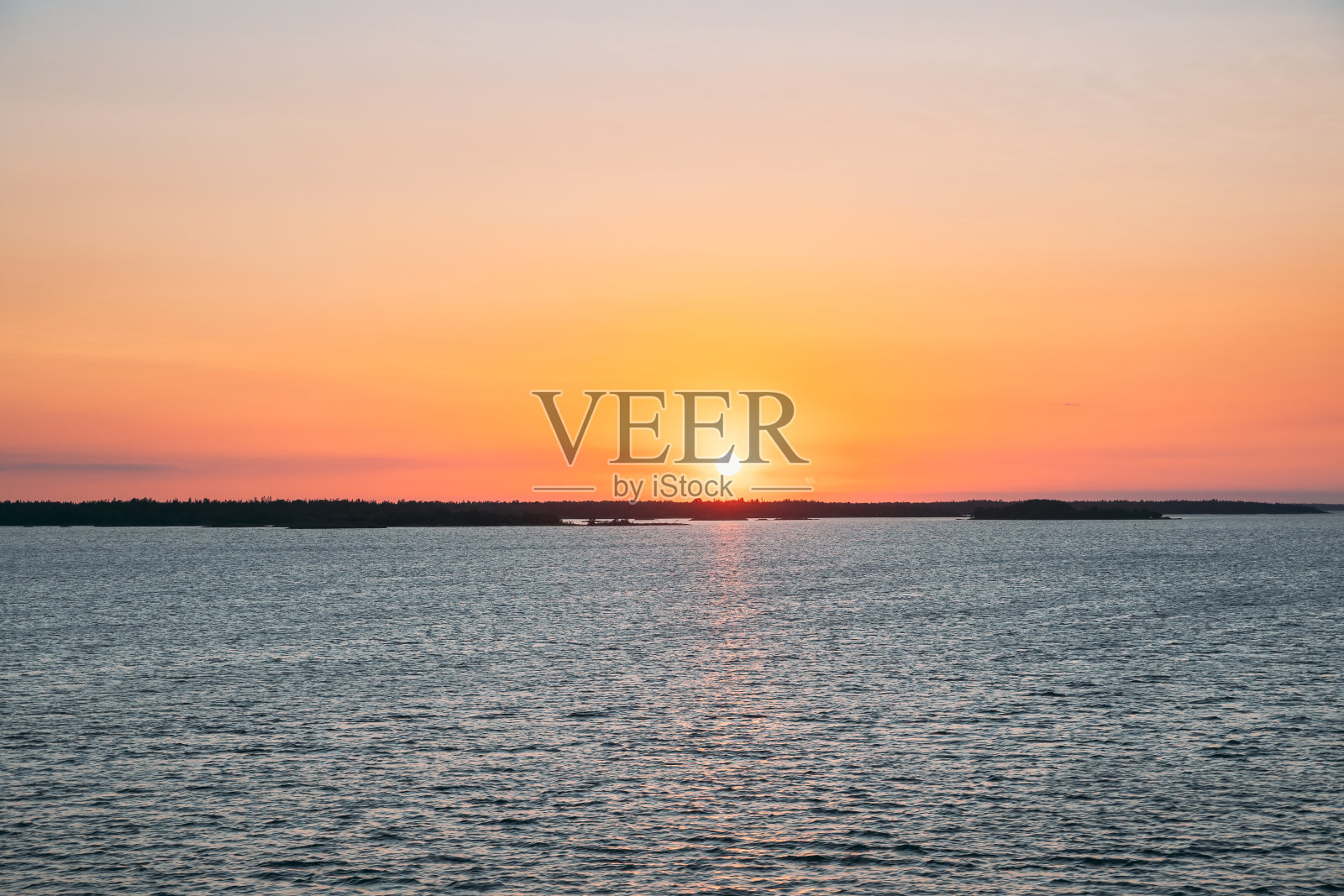 瑞典。美丽的海景在日落日出时间。岩石群岛上空的阳光。阳光明媚的夏天的晚上照片摄影图片