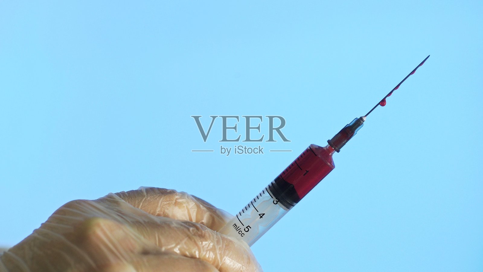 血从注射器里流出来。照片摄影图片