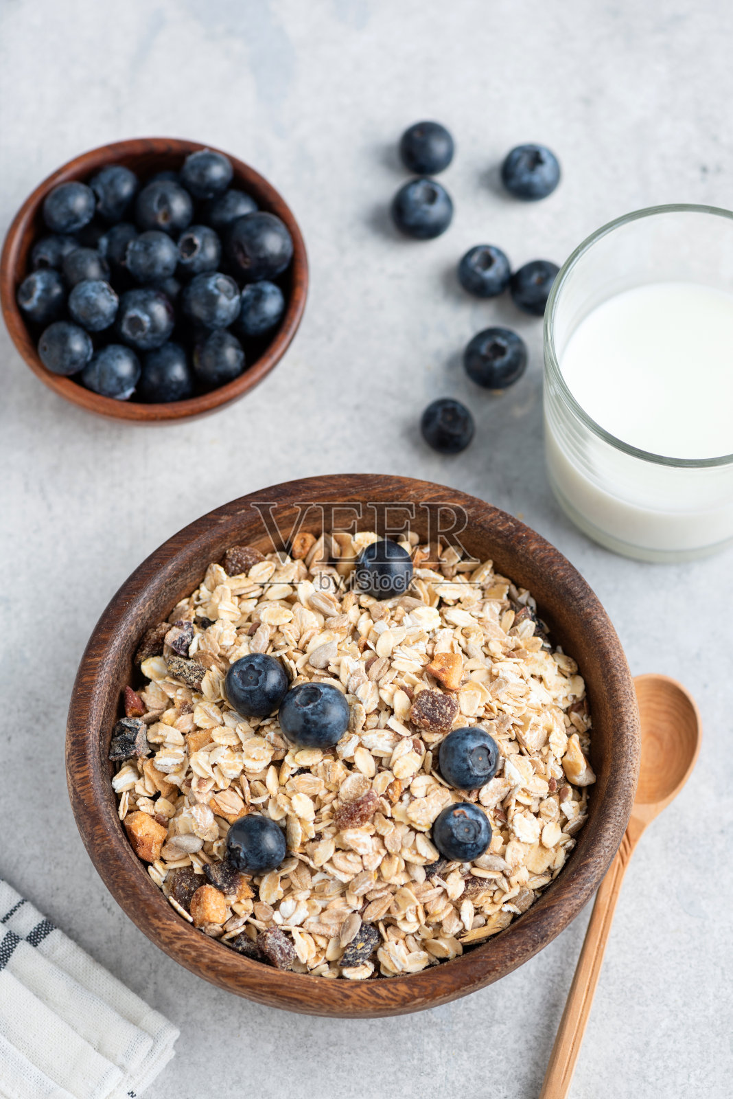 碗里的蓝莓燕麦粥照片摄影图片