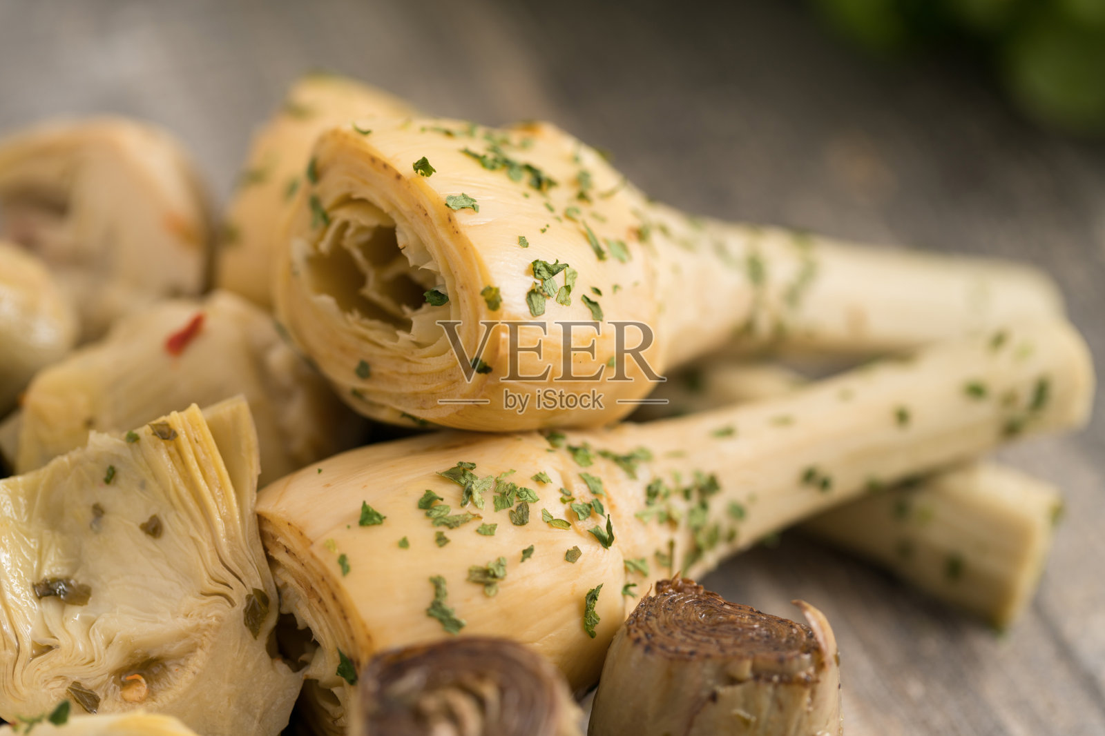 油浸长茎的整个洋蓟。意大利南部(尤指普利亚地区)的一种家常腌制品，作为配菜或开胃菜照片摄影图片