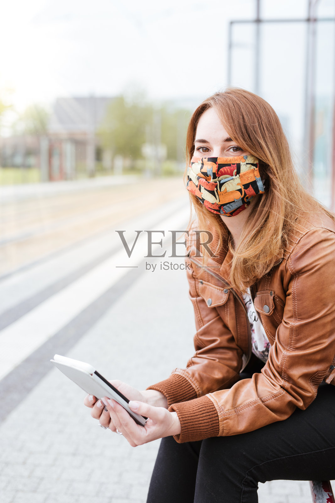 在科罗纳期间戴面具的女人照片摄影图片