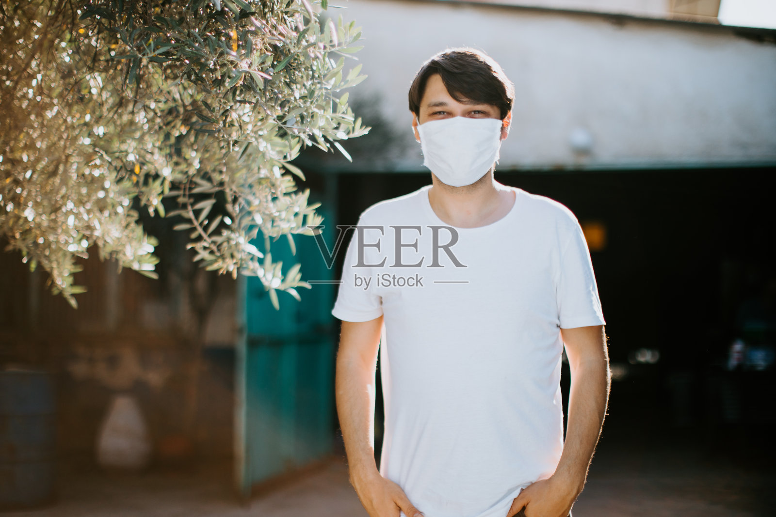 满意的人戴着医用口罩看着镜头照片摄影图片