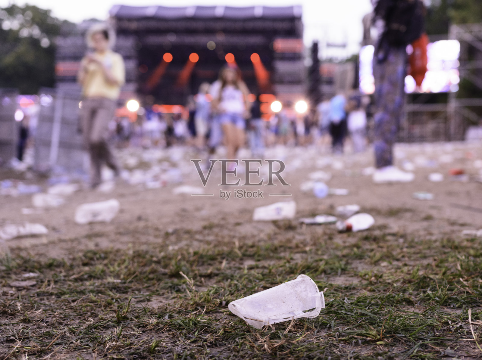 派对结束后-空杯子和地上的垃圾照片摄影图片