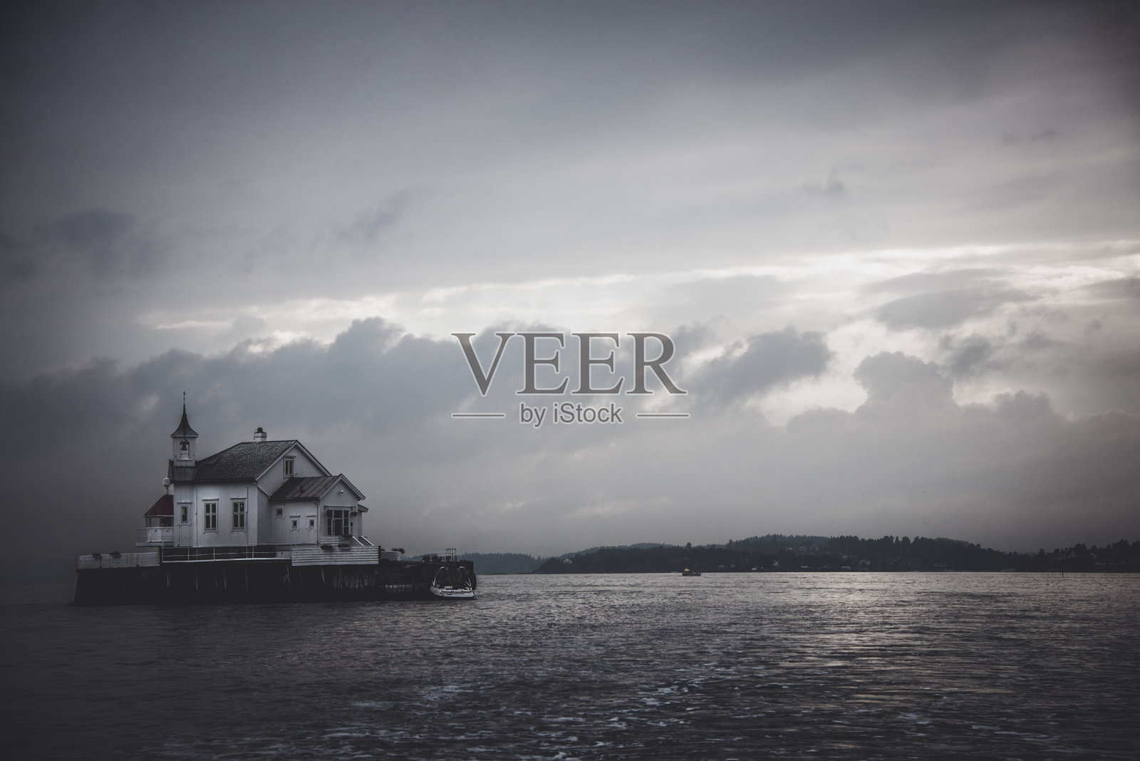 奥斯陆附近挪威峡湾的岛屿教堂照片摄影图片