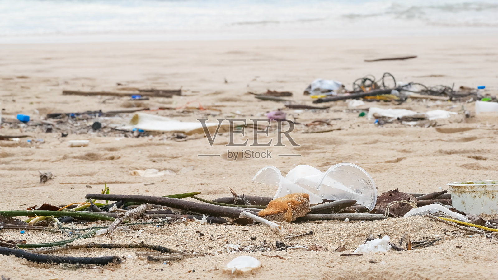 环境污染。生态问题。垃圾，塑料和废物在热带海洋的沙滩上。照片摄影图片