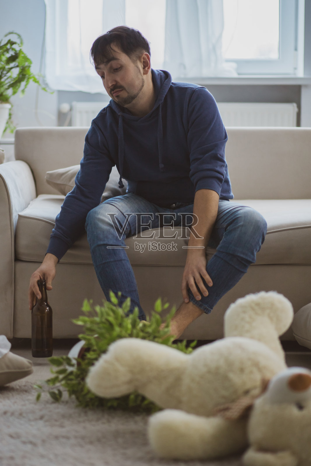 在家喝酒的英俊沮丧男人照片摄影图片