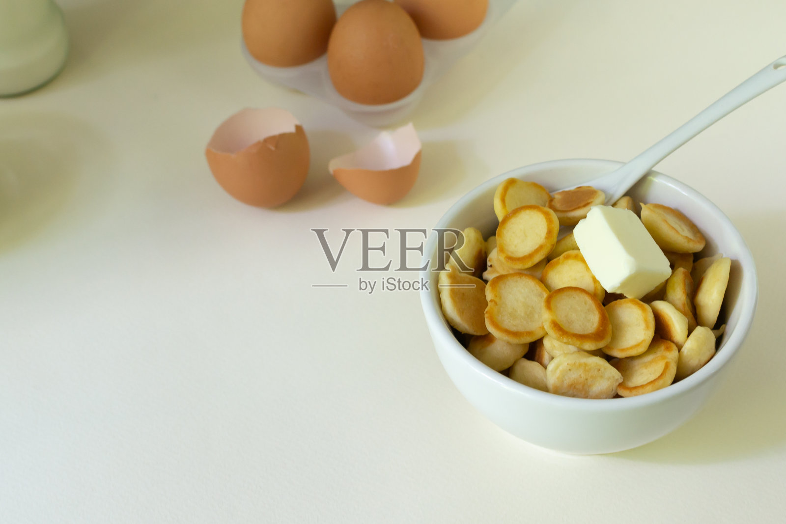 白色的碗，有香味的薄片，一个小煎饼，黄油和其他材料。副本的空间。照片摄影图片