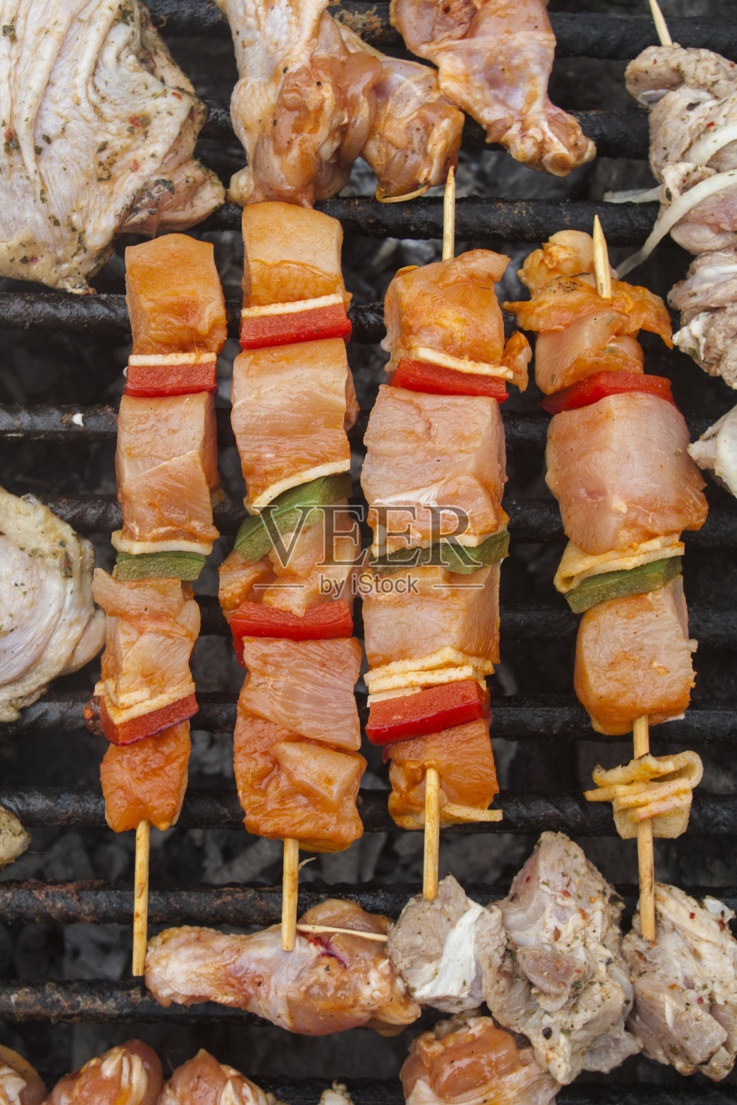 烧烤腌肉，牛肉，猪肉和蔬菜烧烤照片摄影图片
