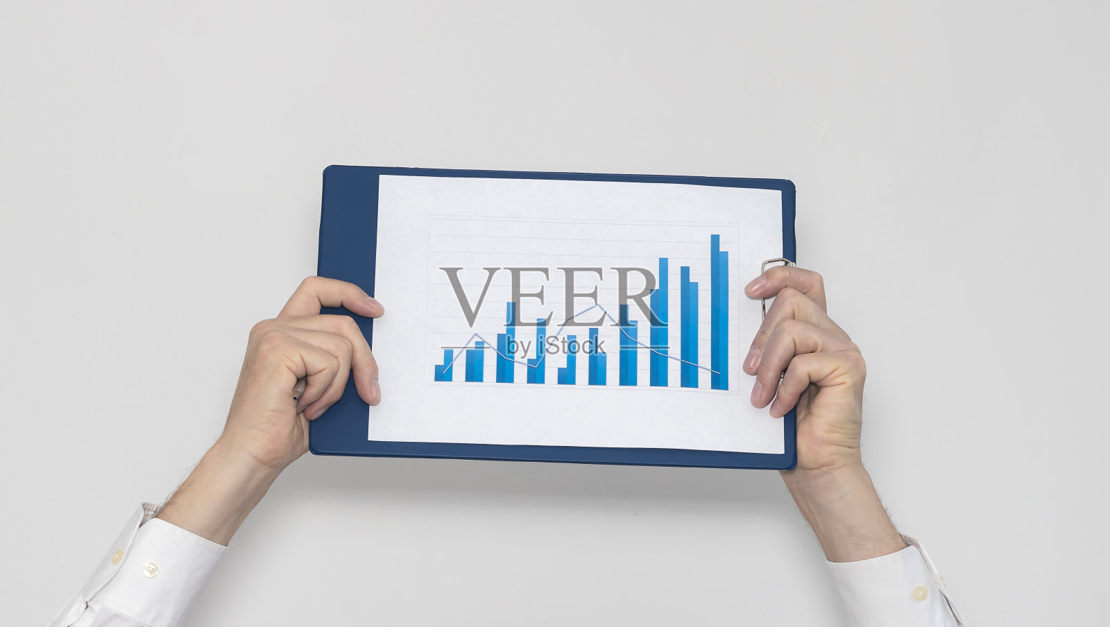 用蓝色表示增长趋势的图表。商人在背景。经济增长的概念照片摄影图片