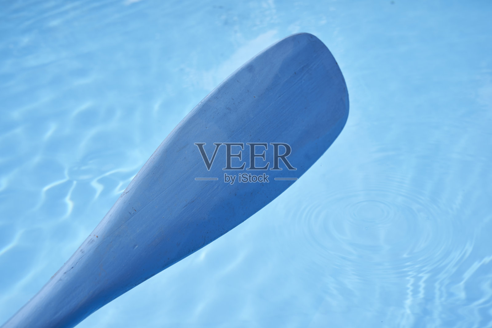 蓝色的桨叶在水中照片摄影图片