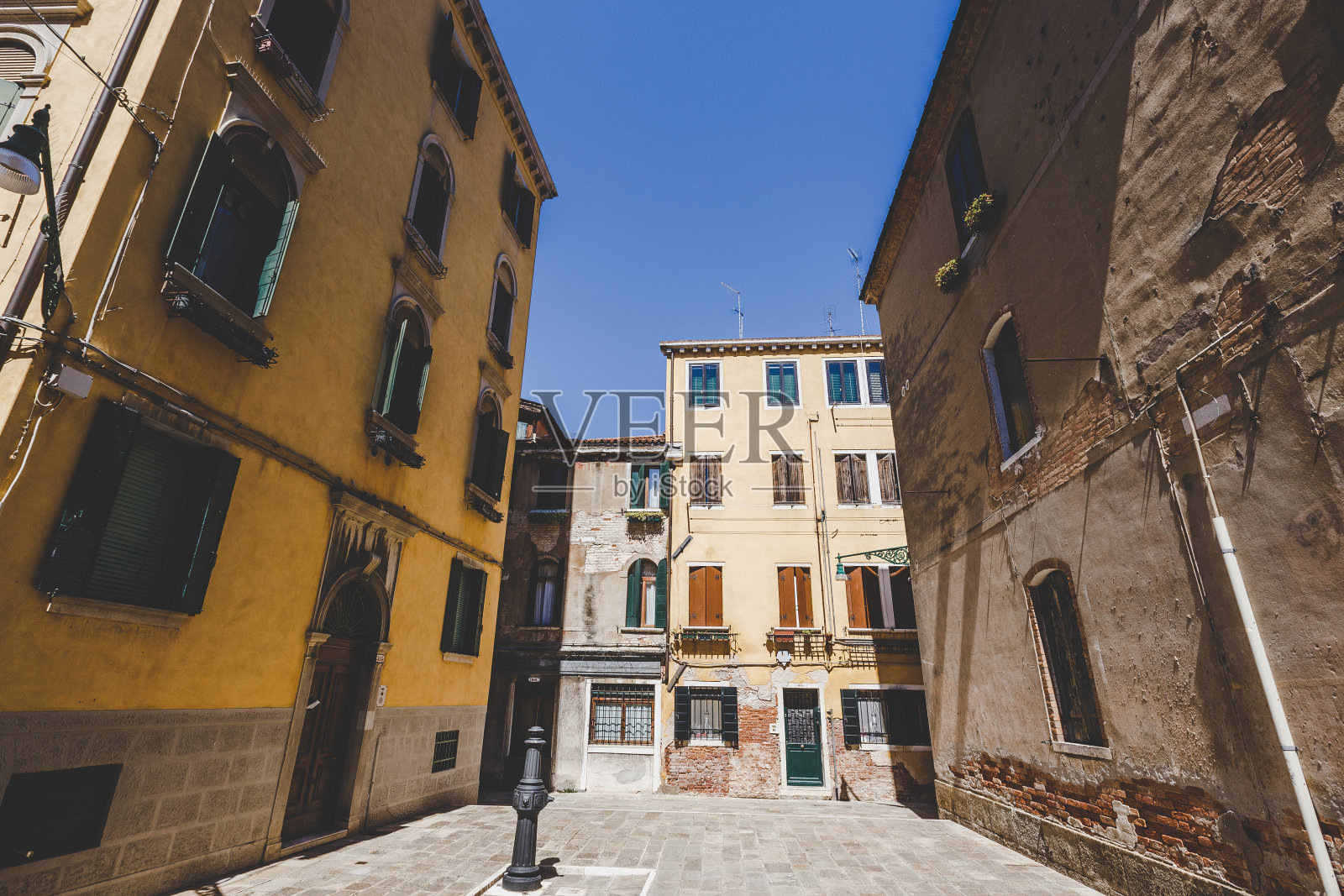 2017年7月14日，意大利威尼斯。意大利威尼斯夏日里无人的复古老街照片摄影图片