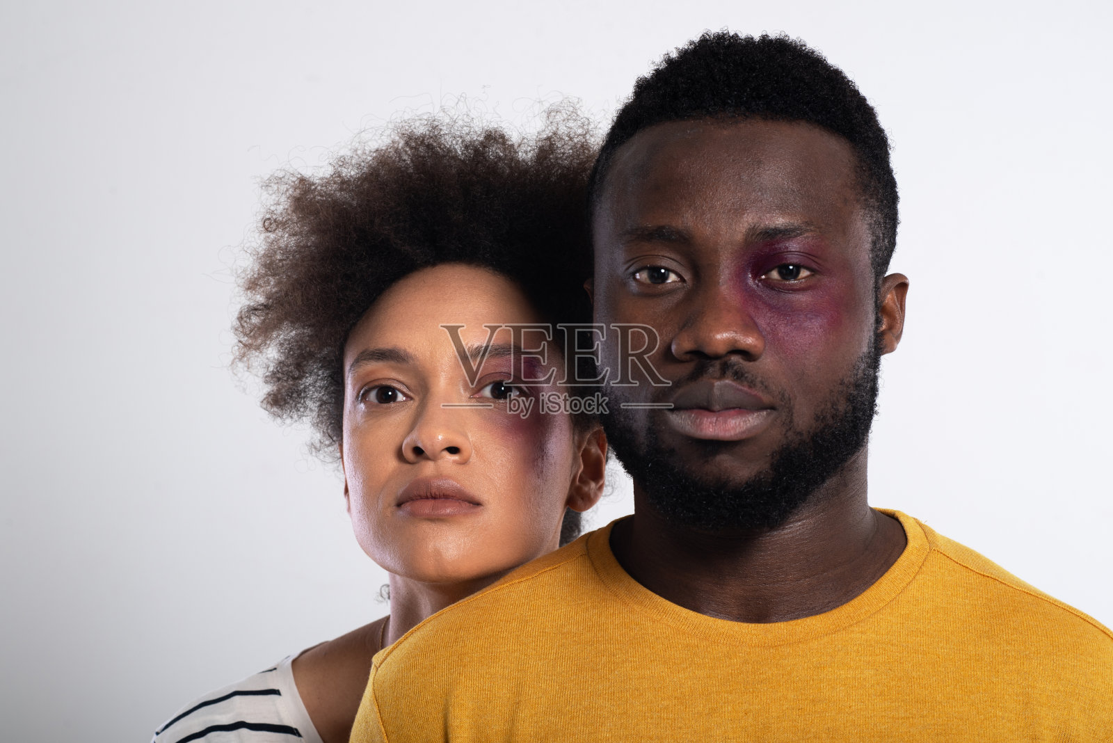 一对非洲裔美国夫妇在演播室里摆姿势反对种族歧视照片摄影图片