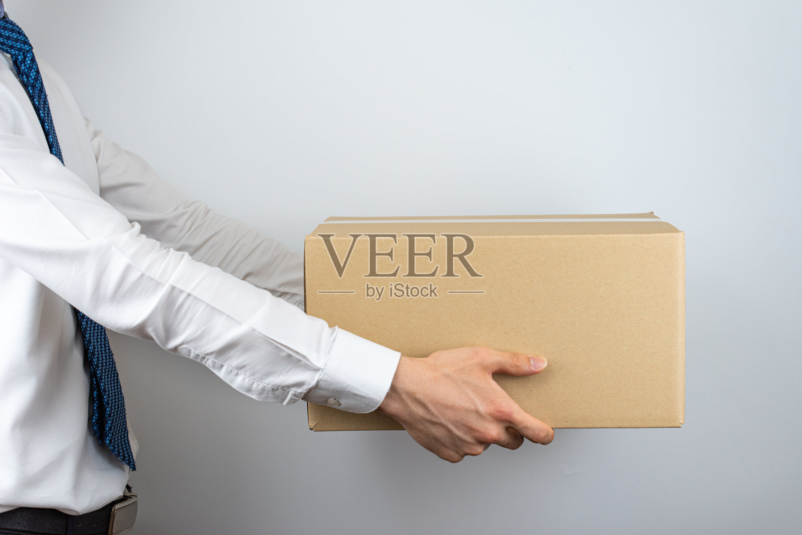 递送沉重包裹的人。照片摄影图片