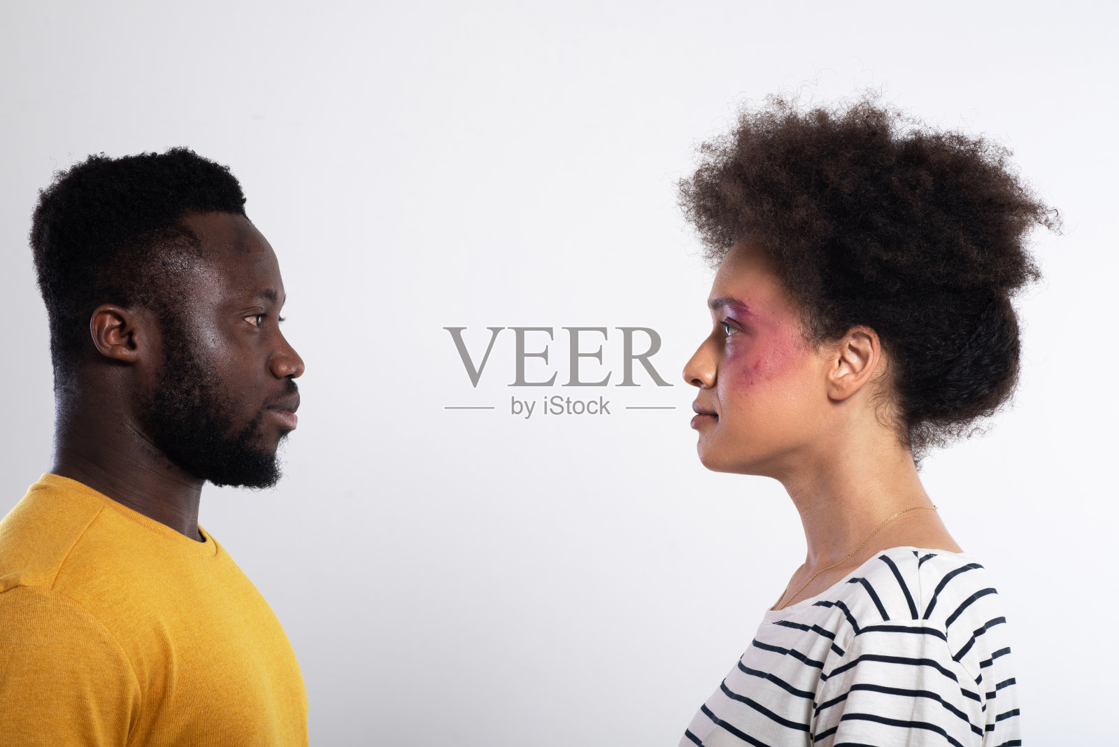 一幅非裔美国青年男女面对面站立的肖像照片摄影图片