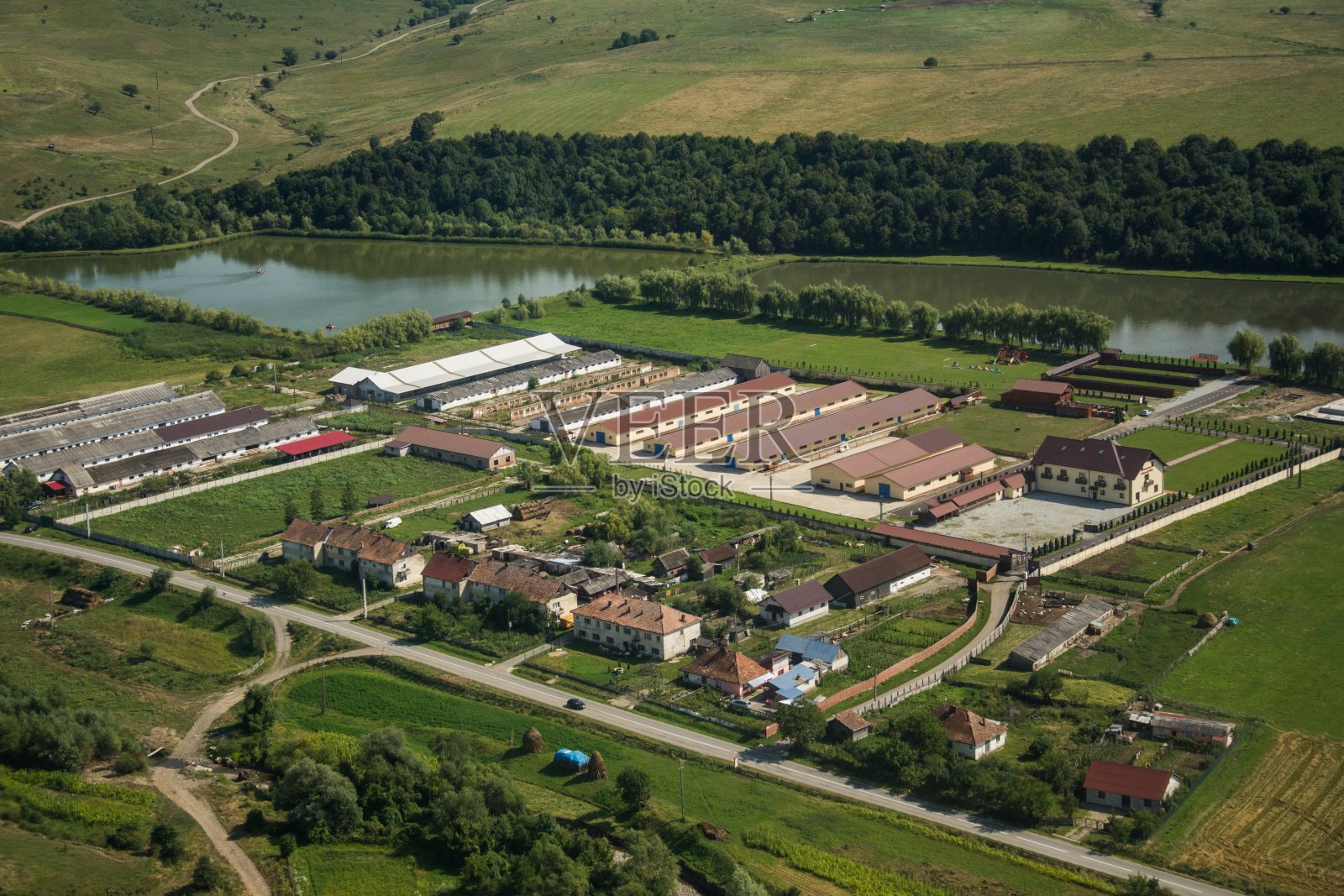 罗马尼亚，Bistrita-Poiana Corbilor宾馆，2019年8月，Dorolea湖，从飞机上看照片摄影图片