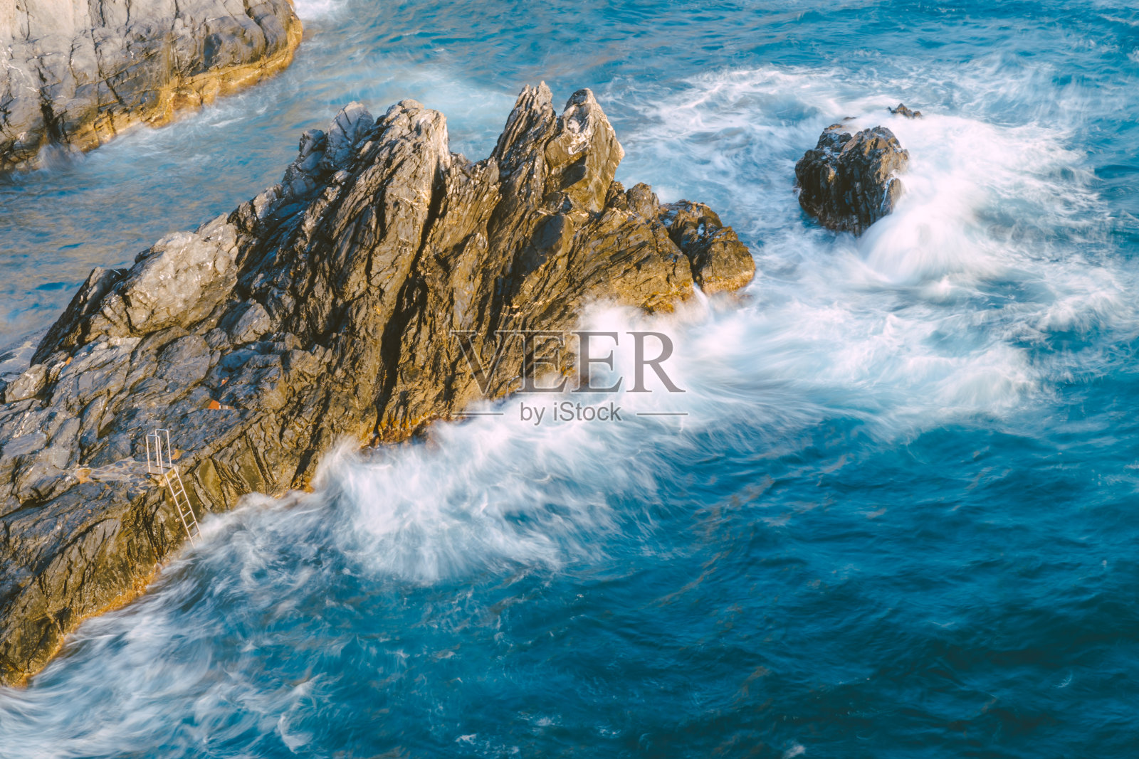 马纳罗拉村的全景在Cinque terre自然公园。意大利利古里亚，意大利和欧洲的旅游和度假胜地照片摄影图片