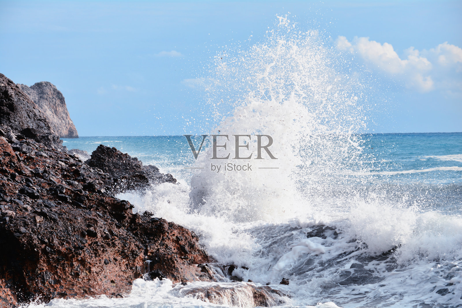 海浪撞击岩石，水花飞溅照片摄影图片