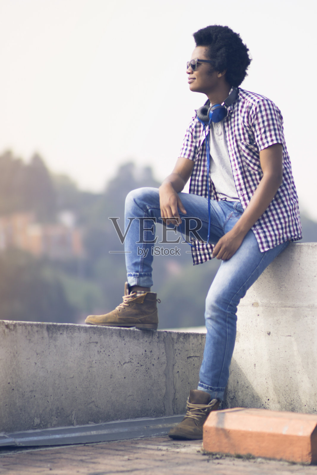 快乐的人在户外屋顶上看风景照片摄影图片