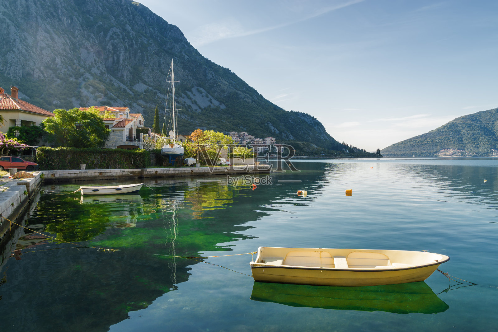 阳光明媚的早晨，黑山科托尔湾小镇Risan的景色。照片摄影图片