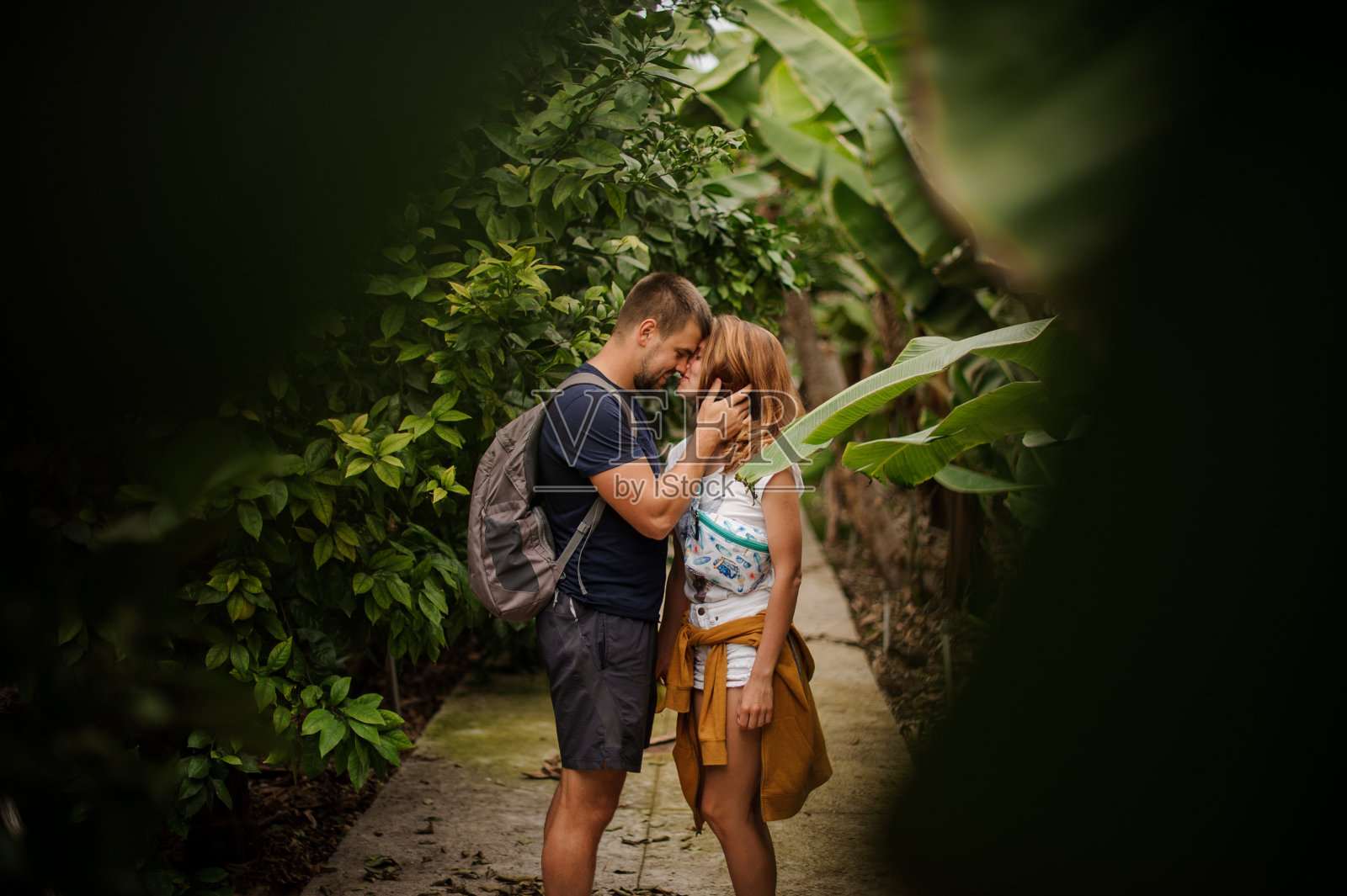 可爱的夫妇拥抱在小路上的树林照片摄影图片