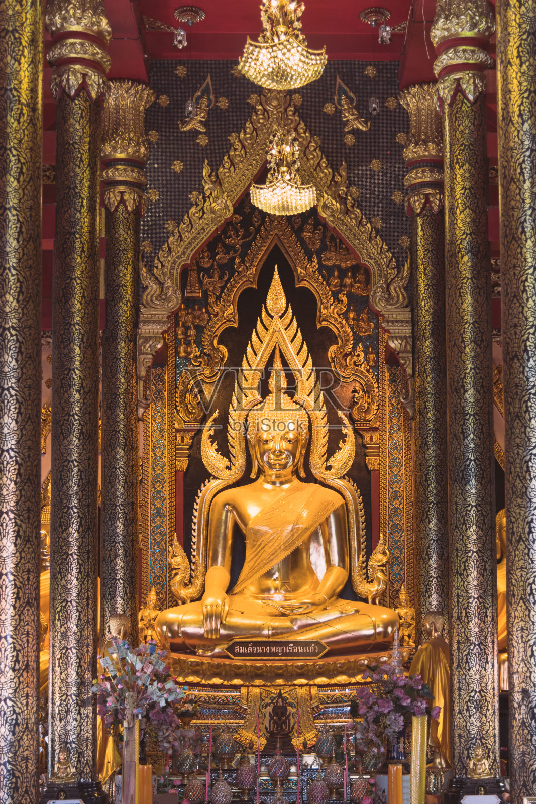 自然日落与佛像安装在Wat Prathat Phasornkaew Petchabun省泰国照片摄影图片