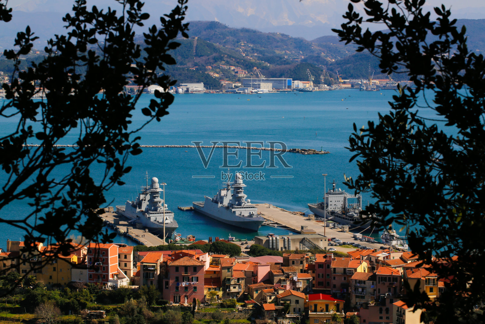 全景，海港，房屋，大海和山脉照片摄影图片