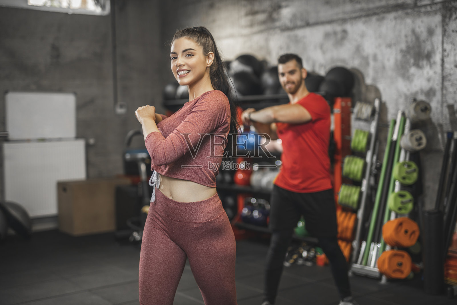 男人和女人在健身房做伸展运动照片摄影图片