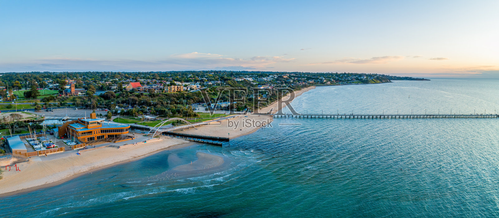 法兰克顿游艇俱乐部，步行桥和码头在日落澳大利亚墨尔本-宽空中全景景观照片摄影图片